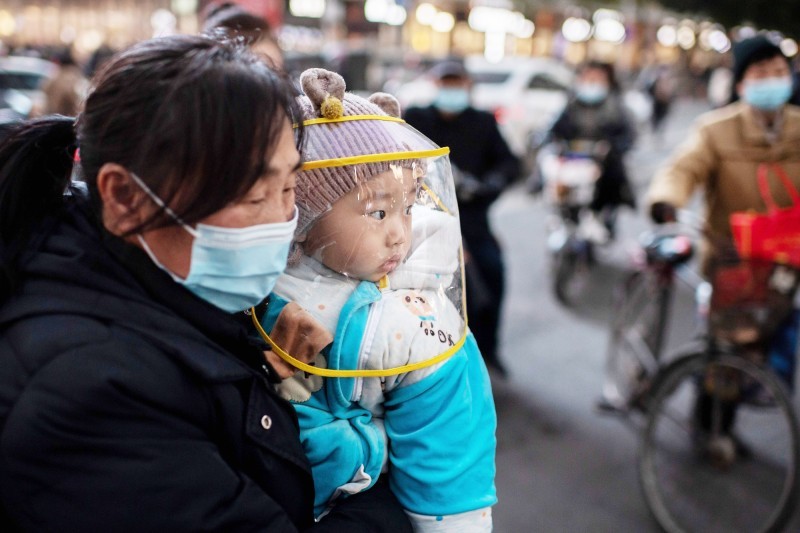 



أم صينية تحمي طفلها من كوفيد بارتداء درع بلاستيكي. (وكالات)