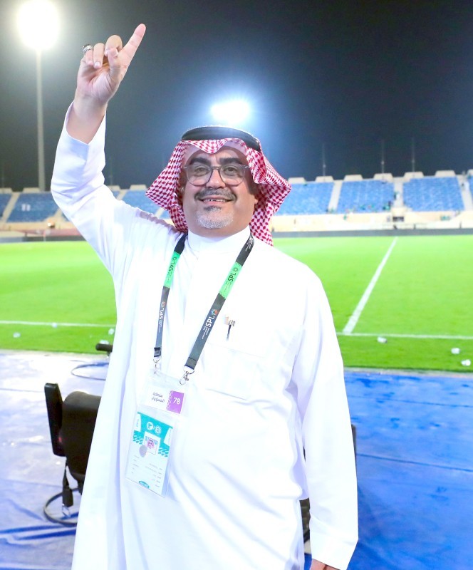 



رئيس نادي ضمك صالح أبو نخاع محتفلاً بصدارة فريقه للدوري.