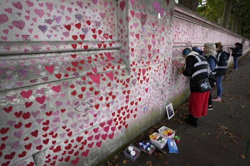 



الحائط التذكاري لضحايا كوفيد في لندن على ضفة نهر التايمز. (وكالات)