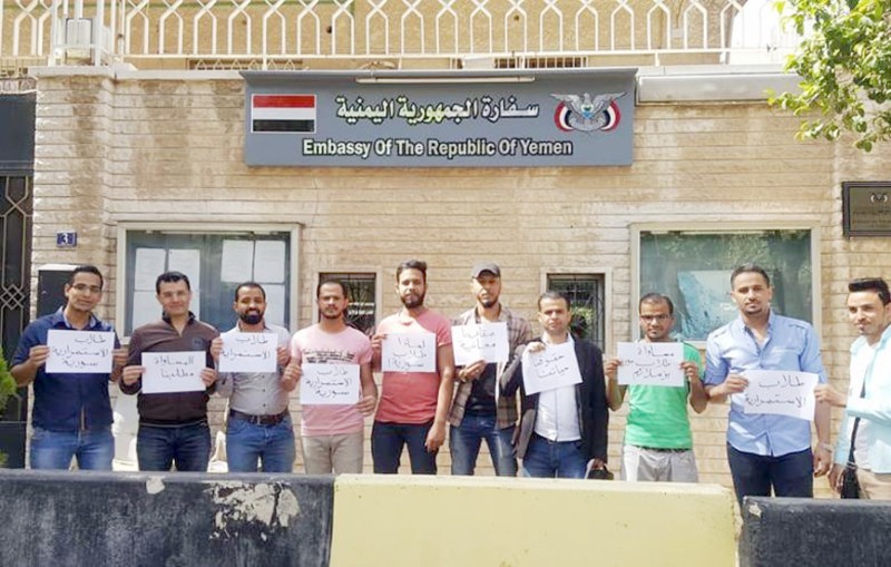 



طلاب يمنيون أمام سفارة بلادهم في سورية يطالبون بمستحقاتهم التي سرقتها قيادات الحوثي.