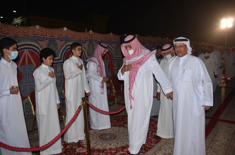 الأمير تركي العبدالله الفيصل مقدما التعازي أمس.