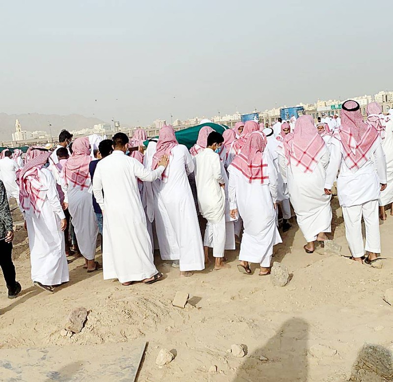 مواراة جثمان محمد النجدي في مقابر البقيع بالمدينة المنورة. (عكاظ)