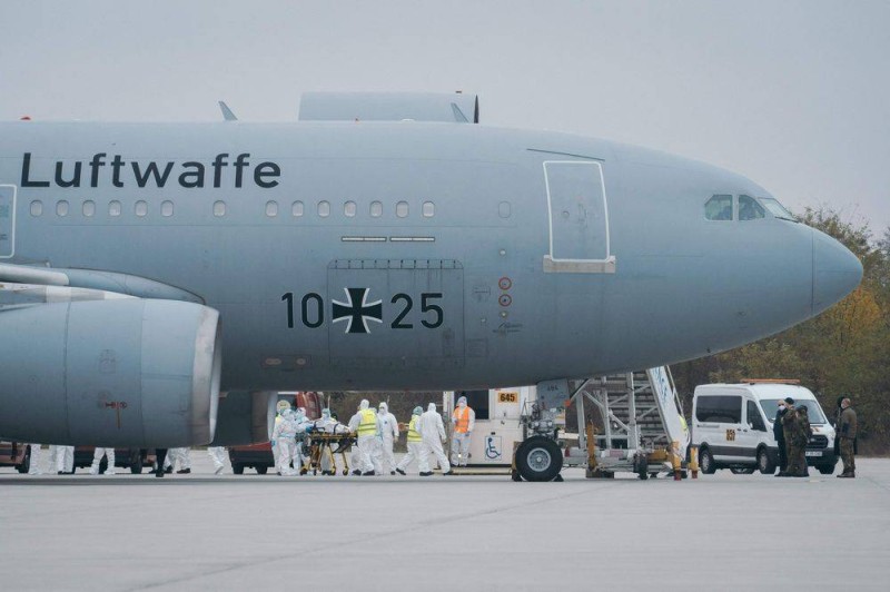 طائرة عسكرية ألمانية تنقل مصاباً  من رومانيا للعلاج في ألمانيا. (وكالات)