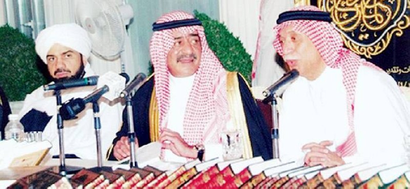 



الأمير مقرن بن عبدالعزيز في ليلة تكريمه في  «إثنينية»  عبدالمقصود خوجة.