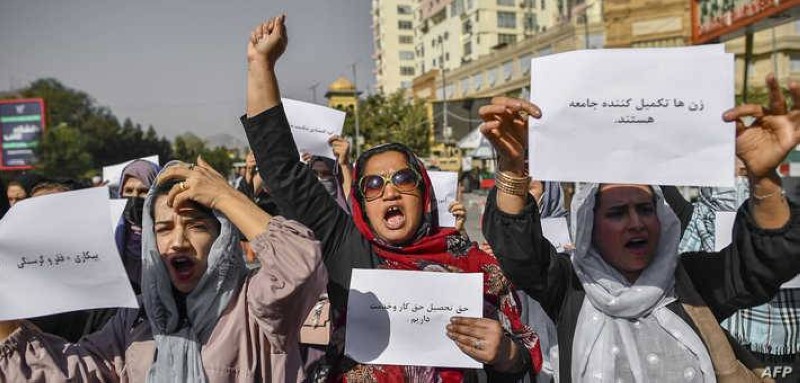 أفغانيات يطالبن بحقوق المرأة .
