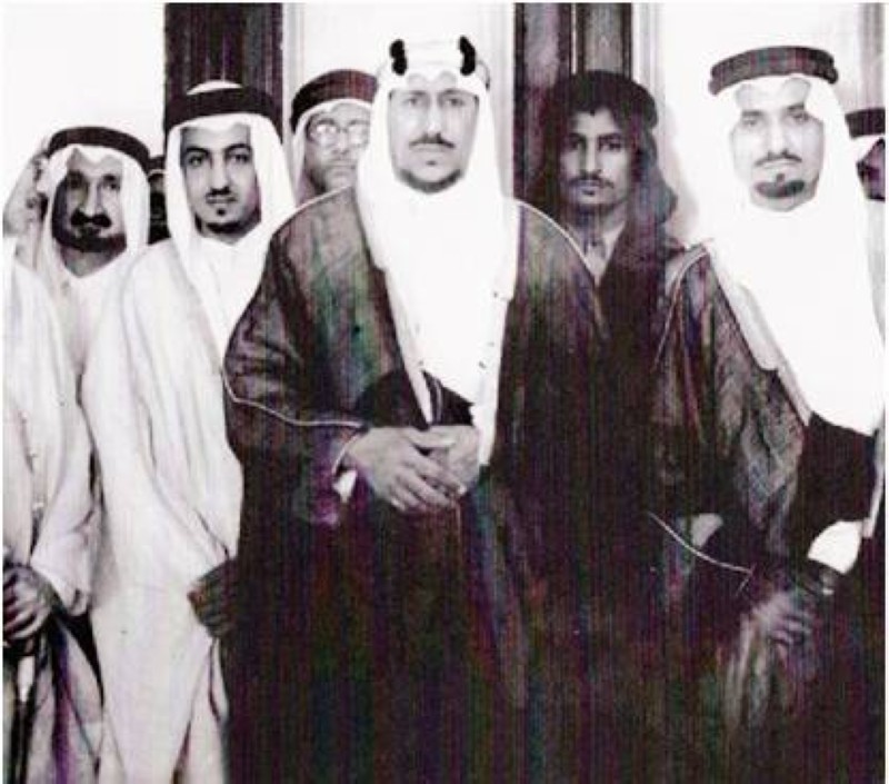 



الأمير منصور مع ولي العهد الأمير سعود وابن أخيه الأمير عبدالله الفيصل في مكة عام 1945 خلال افتتاح مجلس الشورى.