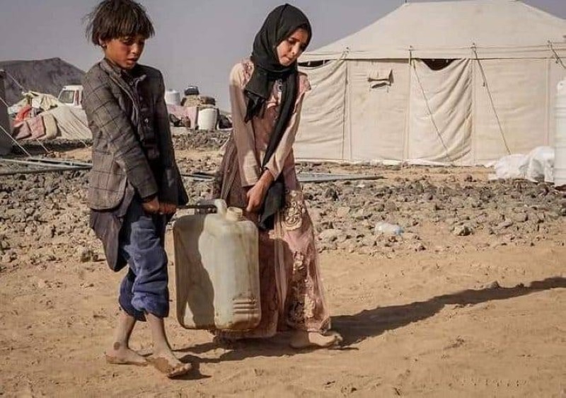 أطفال ينقلون الماء لإغاثة أسرهم في مخيمات مأرب التي تتعرض لقصف حوثي.