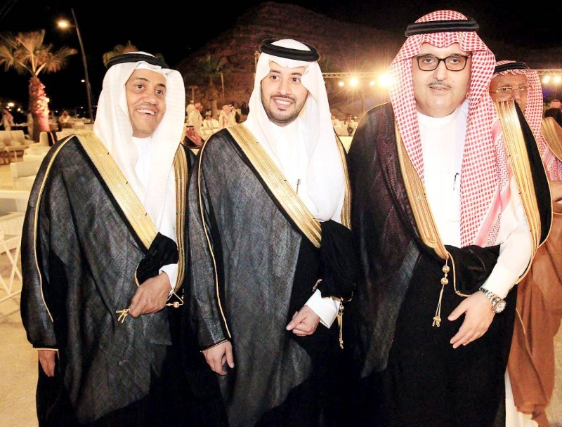 



الأمير عبدالعزيز بن أحمد والعريس ووالده.(عكاظ)