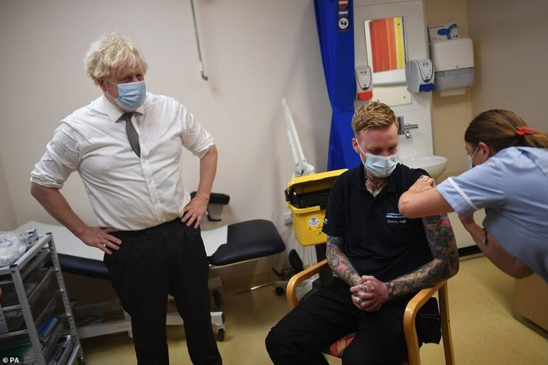 



رئيس وزراء بريطانيا (يسار) تفقد مركز تطعيم في آيرلندا الشمالية أمس. (وكالات)
