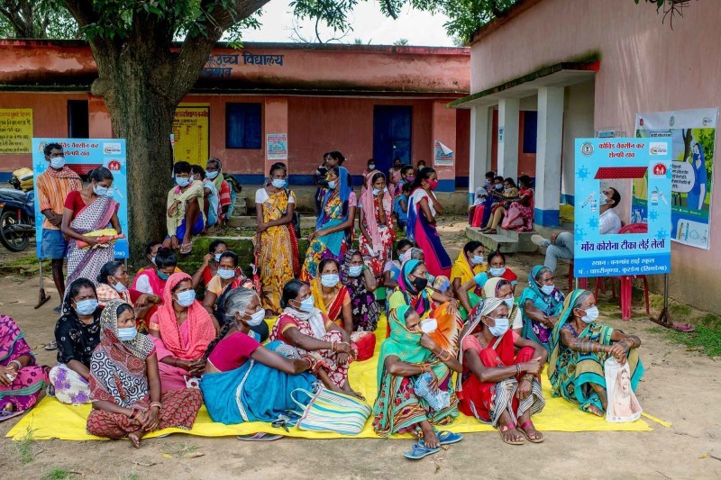 



نساء هنديات ينتظرن التطعيم بمدرسة في إحدى القرى. (وكالات)