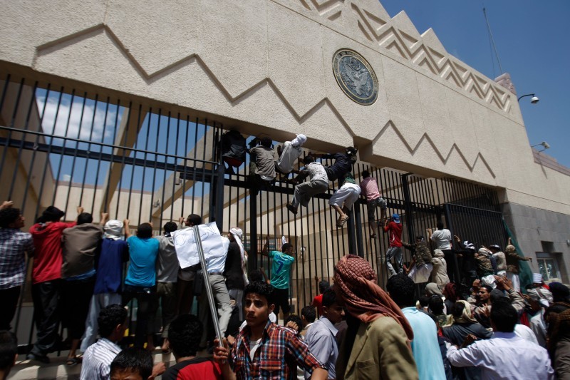اقتحام سابق لمقر السفارة الأمريكية في صنعاء.( أرشيفية)