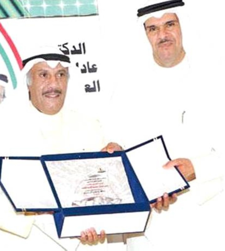 



وزير الإعلام الكويتي السابق الشيخ سلمان الحمود يكرم العبدالمغني عام 2012.