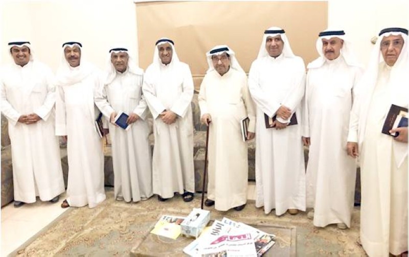 



العبدالمغني (الثالث من اليسار) مع عدد من مثقفي الكويت وأدبائها.
