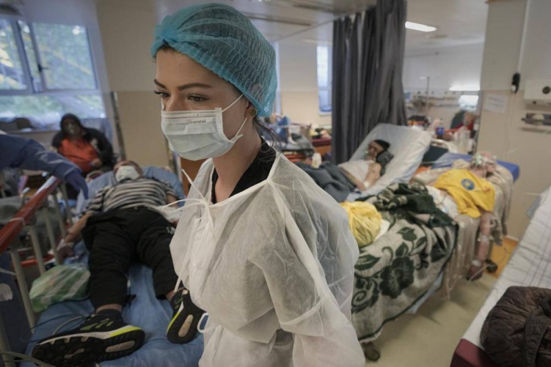 



ممرضة في عنبر يعج بمرضى كوفيد 
بمستشفى جامعة بوخارست. (وكالات)