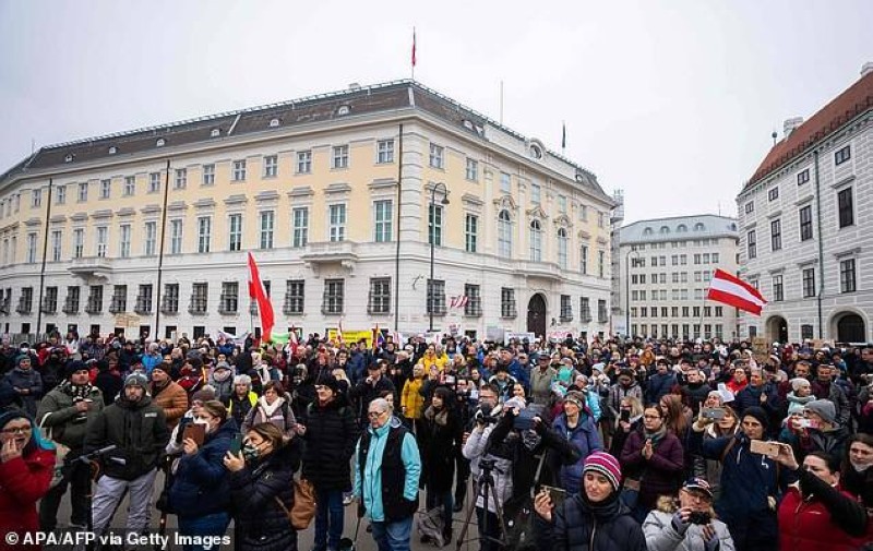 محتجون في فيينا ينددون بإغلاق غير المحصّنين باللقاحات. (وكالات) 