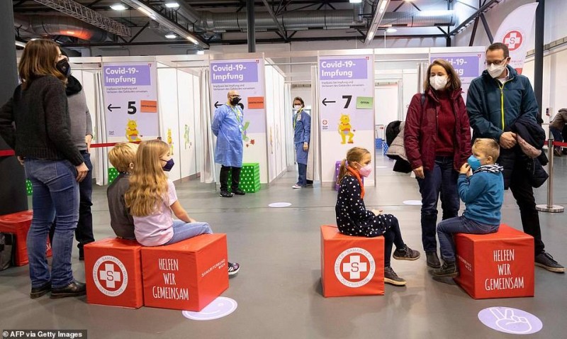 



أطفال بانتظار التطعيم في فيينا. (وكالات)