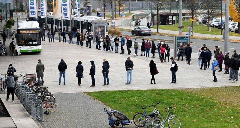 سكان العاصمة النمساوية يصطفون للحصول على اللقاح. (وكالات)