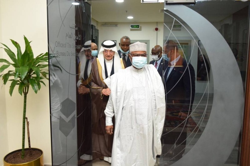 السفير حسين طه لحظة دخوله مكتب الأمين العام لمنظمة التعاون الإسلامي (منظمة التعاون الإسلامي)