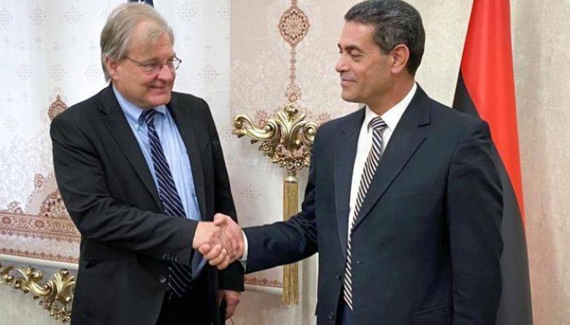  السفير الأمريكي نورلاند ملتقيا رئيس مفوضية الانتخابات الليبيبة السايح.