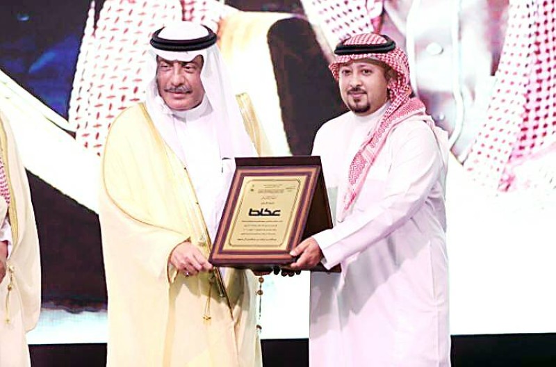 



الأمير بندر بن عبدالله مكرماً «عكاظ» في الحفل. (عكاظ)