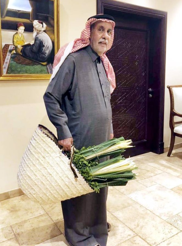 



عبدالله الغذامي في منزله عائداً من محاضرة في منطقة الباحة.