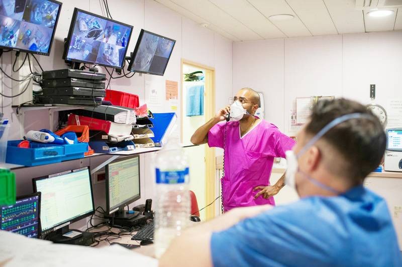 



كادران طبيان يراقبان مرضاهما من خلال الشاشات في باريس. (وكالات)