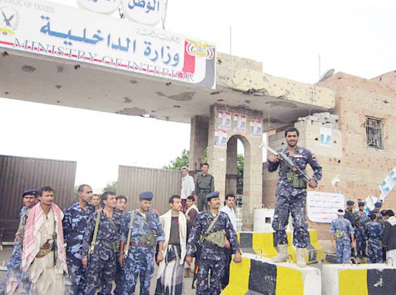مسلحو المليشيا بزي الشرطة في صنعاء.
