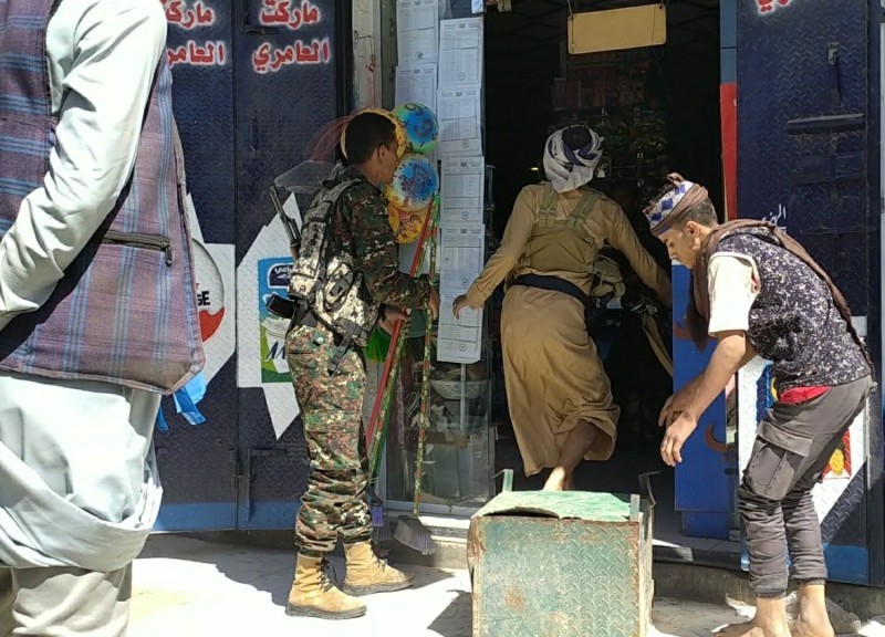 مسلحون حوثيون يعتدون على محلات تجارية في محافظة إب.