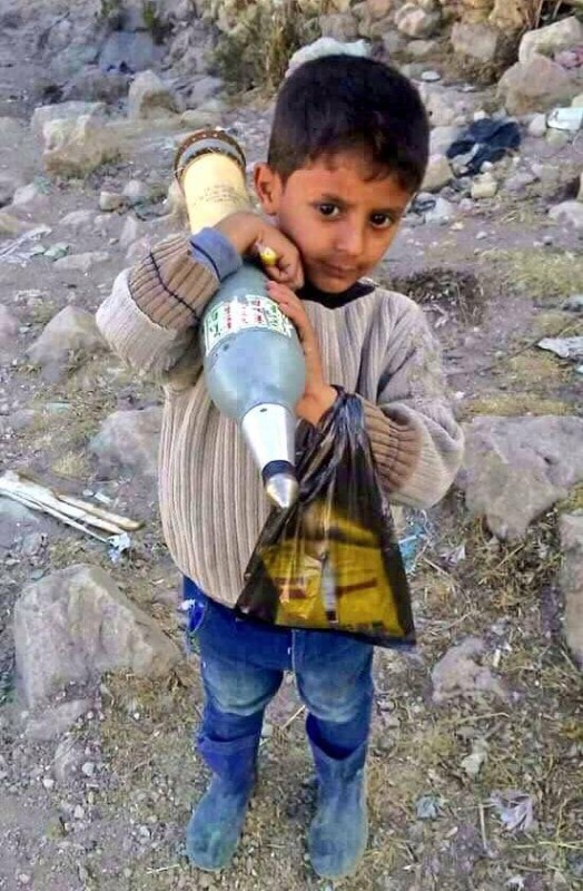 طفل يستخدمه الحوثي في نقل الذخيرة والأسلحة.
