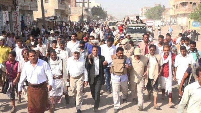 مدنيون في مديرية حيس يحتفون بانتصارات الجيش اليمني.