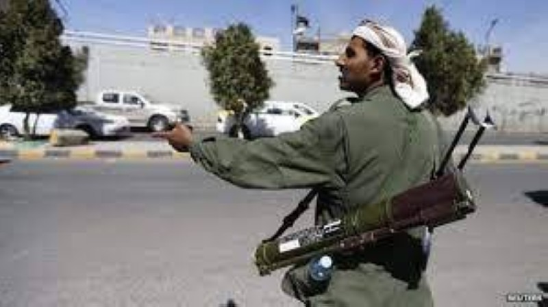 مسلح حوثي يهدد المدنيين