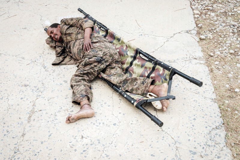 



جندي إثيوبي مصاب خلال مواجهات مع  القوات المتحالفة ضد الحكومة. (متداولة)