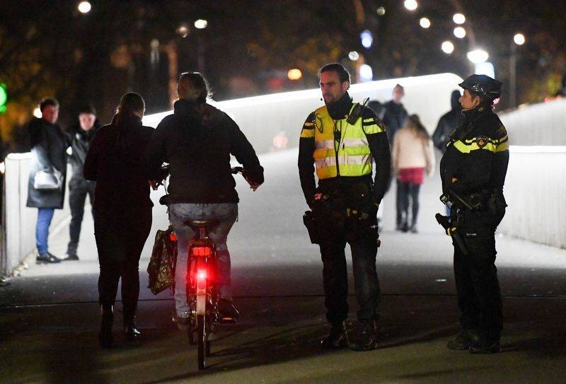 



الشرطة الهولندية بمدينة زوللي تنفذ الإغلاق. (وكالات)