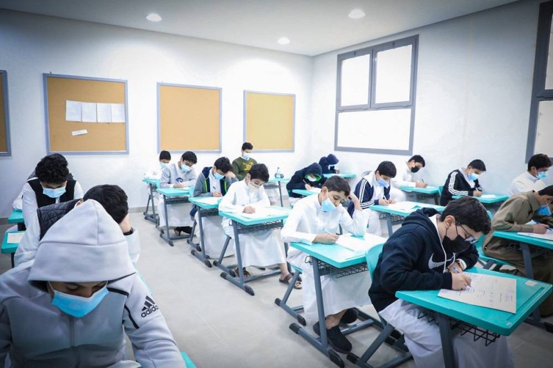 طلب يؤدون الاختبارات النهائية للفصل الدراسي الأول حضوريا وسط تطبيق للإجراءات الاحترازية (وزارة التعليم)