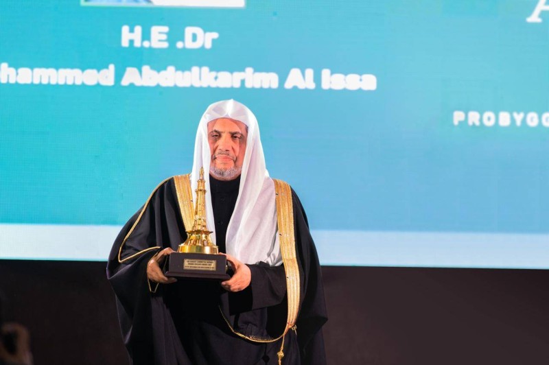 الشيخ محمد العيسى بعد تكريمه بالجائزة