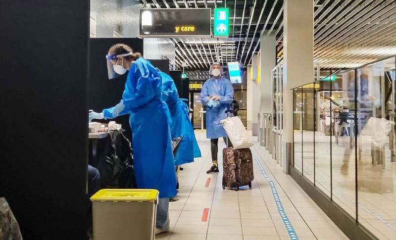 



محطة فحوص داخل مطار أمستردام لفحص القادمين قبل دخولهم البلاد. (وكالات)