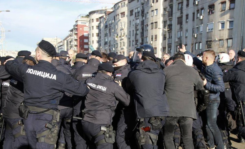 



الشرطة تتعارك مع المحتجين على الإجراءات الصحية في بلغراد. (وكالات)