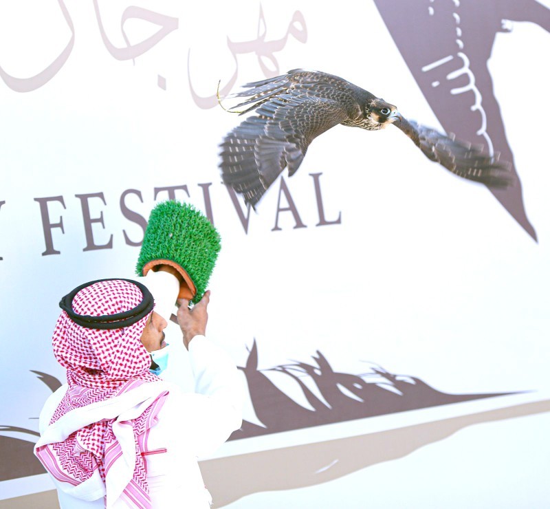 



يهدف مهرجان الملك عبدالعزيز إلى الحفاظ على الإرث العريق للسعوديين، ونقل هواية الصقور إلى الأجيال القادمة.