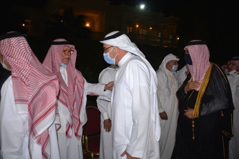 الأمير عمرو الفيصل مقدما التعازي.(تصوير: عبدالسلام السلمي)