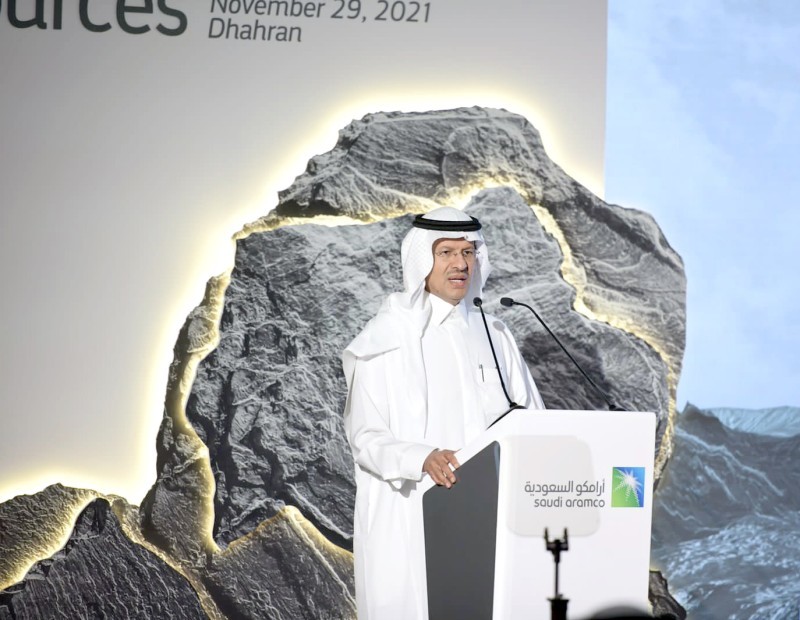 الأمير عبدالعزيز بن سلمان عقب ترسية المرحلة الأولى من تطوير حقل الغاز غير التقليدي الضخم في الجافورة. (أرامكو)