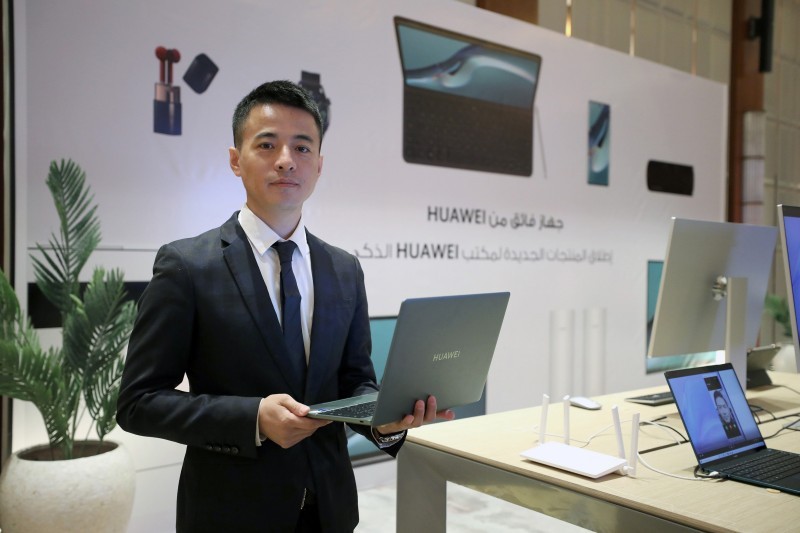 Vice President of Huawei Tech Investment Saudi Arabia with the devices