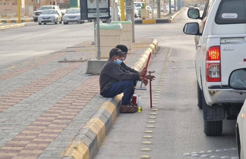 



متسولان في أحد الطرقات بمحافظة حفر الباطن. (تصوير: المحرر)