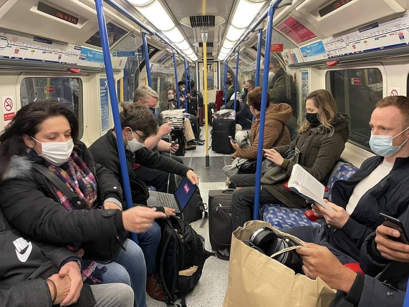بدأت أمس إلزامية الكمامة في مترو وباصات لندن. (وكالات)
