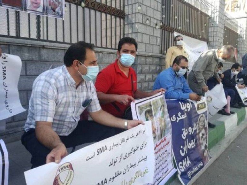 محتجون إيرانيون أمام البرلمان.