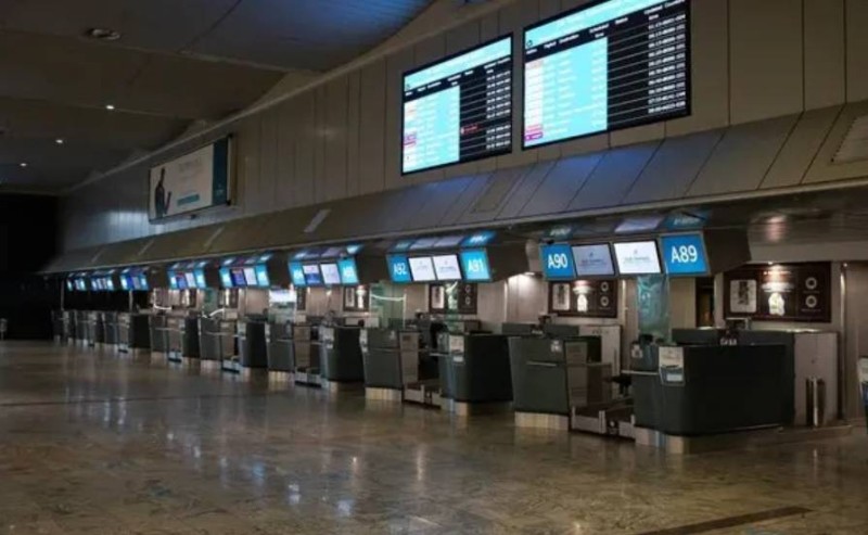 صالة سفر مغلقة بالكامل بمطار جوهانسبيرغ أمس. (وكالات)