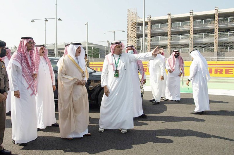 



     الأمير خالد الفيصل مستمعا إلى شرح رئيس الاتحاد السعودي للسيارات.