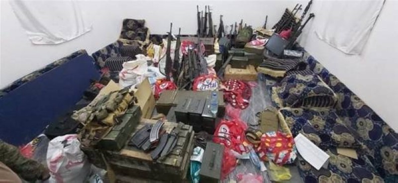 أسلحة ومعدات إرهابية ضبطتها الأجهزة الأمنية  بحوزت خلية إرهابية حوثية في مأرب أمس