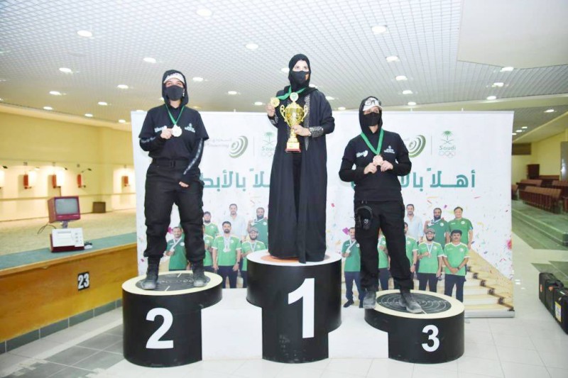 



الفائزات بالمراكز الأولى في منافسات بطولة الرماية الأولى للسيدات.(الاتحاد السعودي للرماية)
