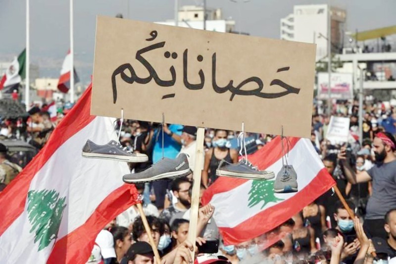 



لبنانيون يتظاهرون في الذكرى الأولى لتفجير المرفأ.