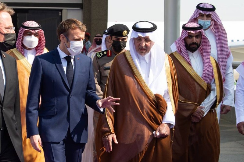 الأمير خالد الفيصل مستقبلا الرئيس الفرنسي في مطار جدة (إمارة مكة)